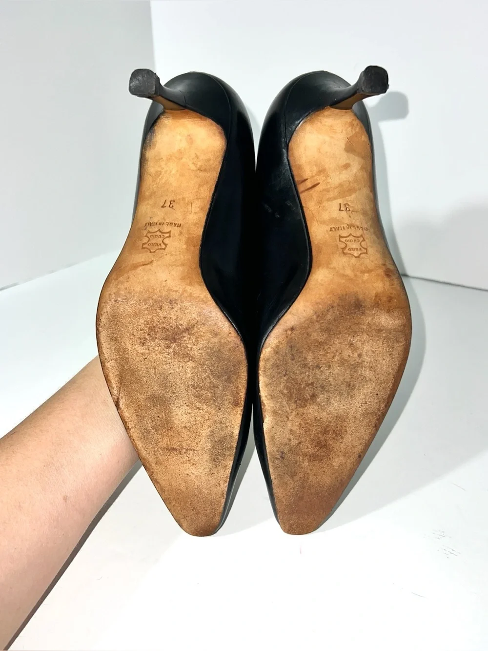 Manolo Blahnik Black Leather Pointed Toe Pumps Size 37 US 7 Kitten Stiletto Heel
